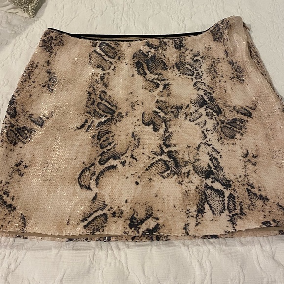 🎉🎉HP🎉🎉🤎BEBE sequin snake print skirt NWT size M🤎 - Picture 3 of 10